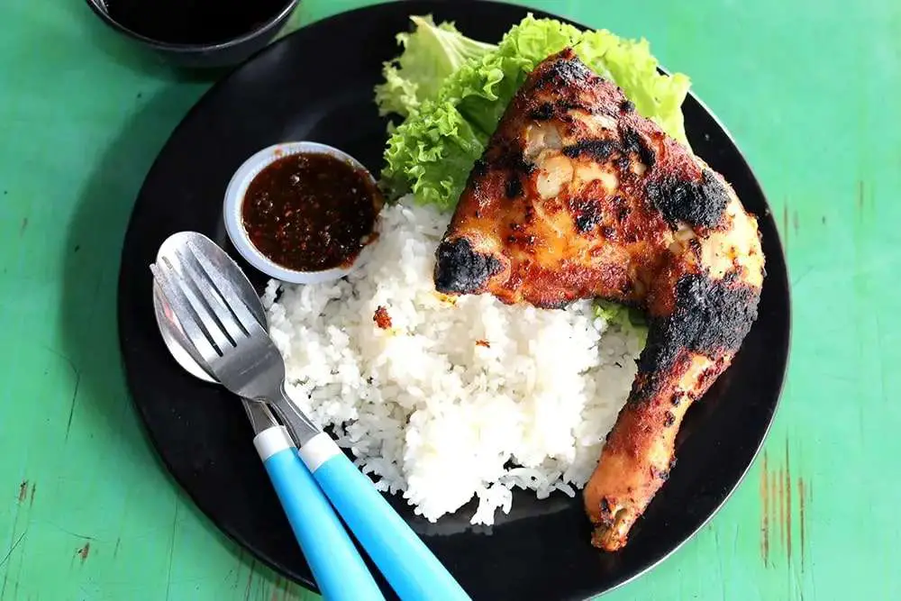 Nasi Bakaq Ayam mereka adalah campuran ayam berair yang digandingkan dengan 'sambal' pembunuh itu dan nasi.