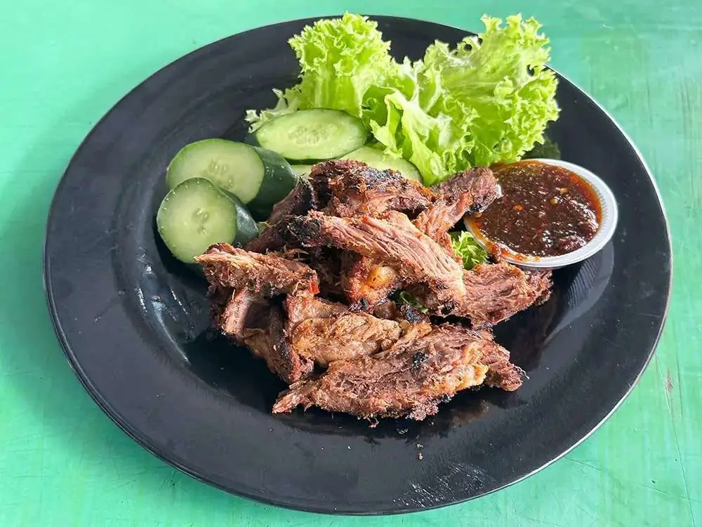 Jika anda lebih suka hanya daging, buang nasi dan fokus pada daging panggang yang lembut atau Daging Bakaq.