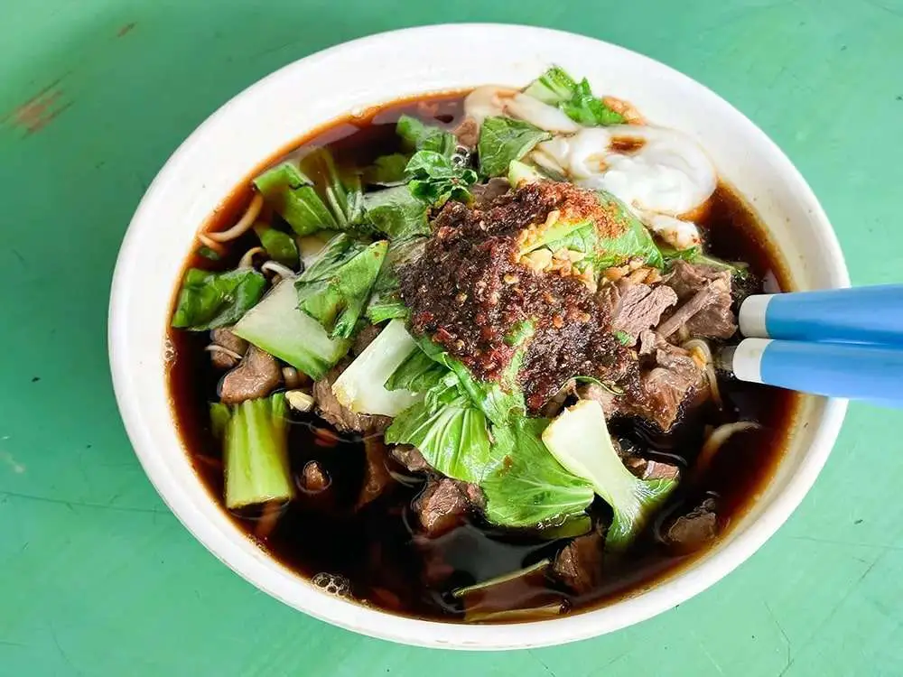 Jika mee menjadi pilihan anda, cubalah Mee Celup yang lazat dengan pilihan mi dan ditambah dengan daging lembu dan telur rebus.