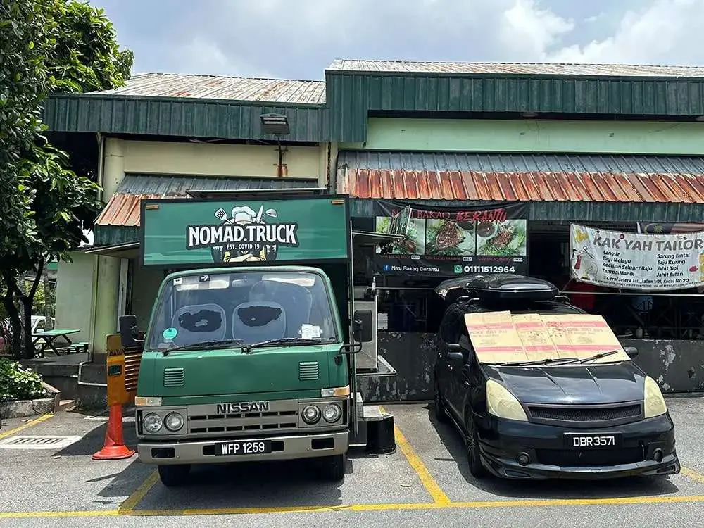 Medan selera kecil yang dikenali sebagai Medan Selera Jati ini terletak betul-betul di seberang Gereja Good Shepherd Lutheran.