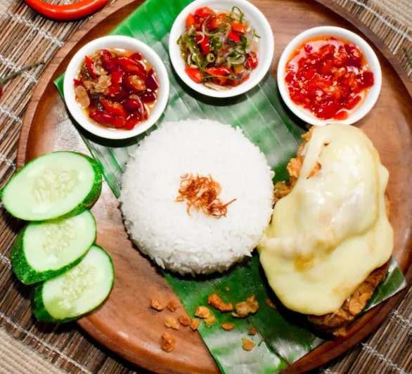 Hidangan istimewa ialah ayam geprek iaitu paha ayam goreng yang ditumbuk dan dihidangkan dengan pelbagai topping termasuk sambal, keju dan mozzarella.