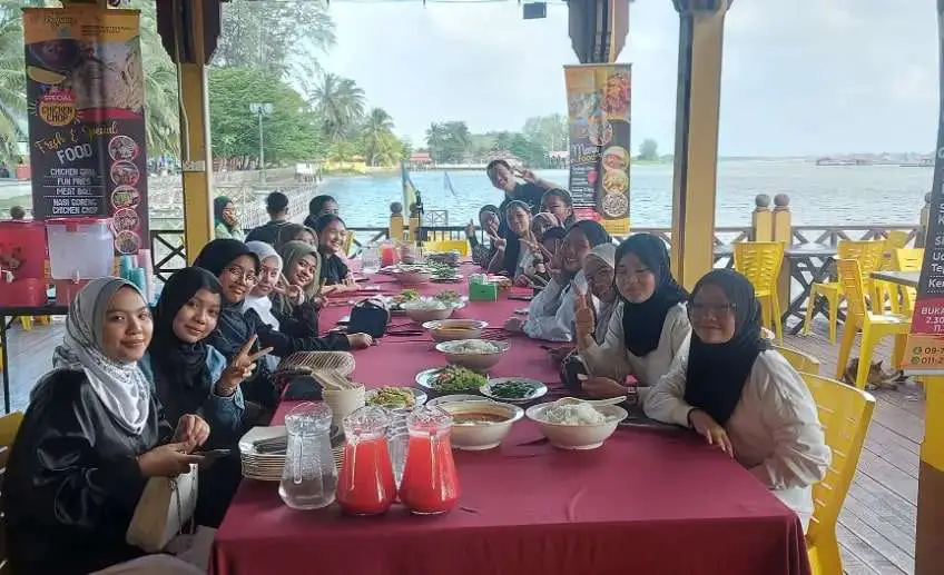 Suasana Restoran D'terapung 7