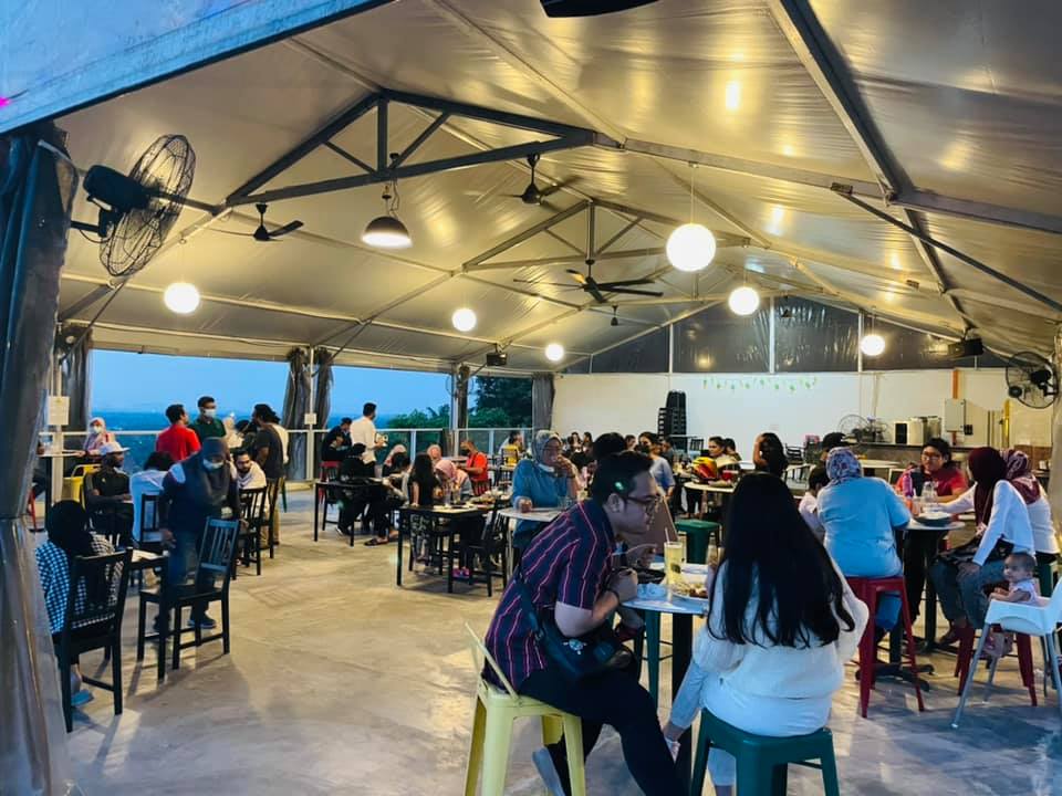 Ruang makan indoor di Hilltop Kota Warisan