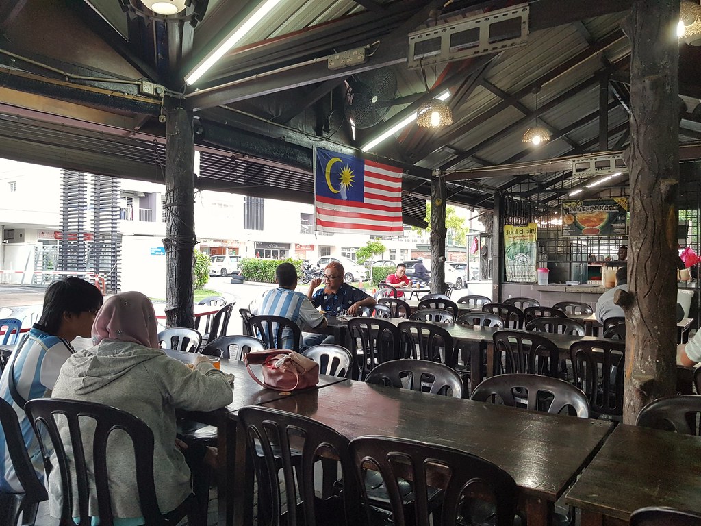 suasana di warung nasi lemak pak ayob