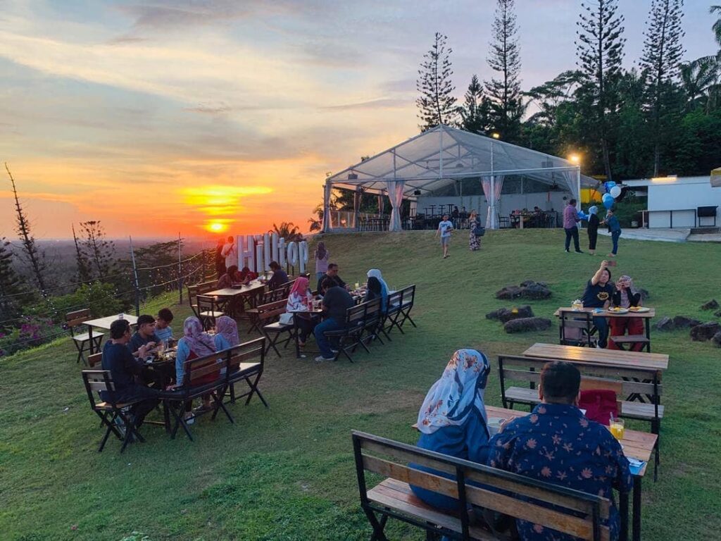 Pemandangan sunset di Hilltop Kota Warisan