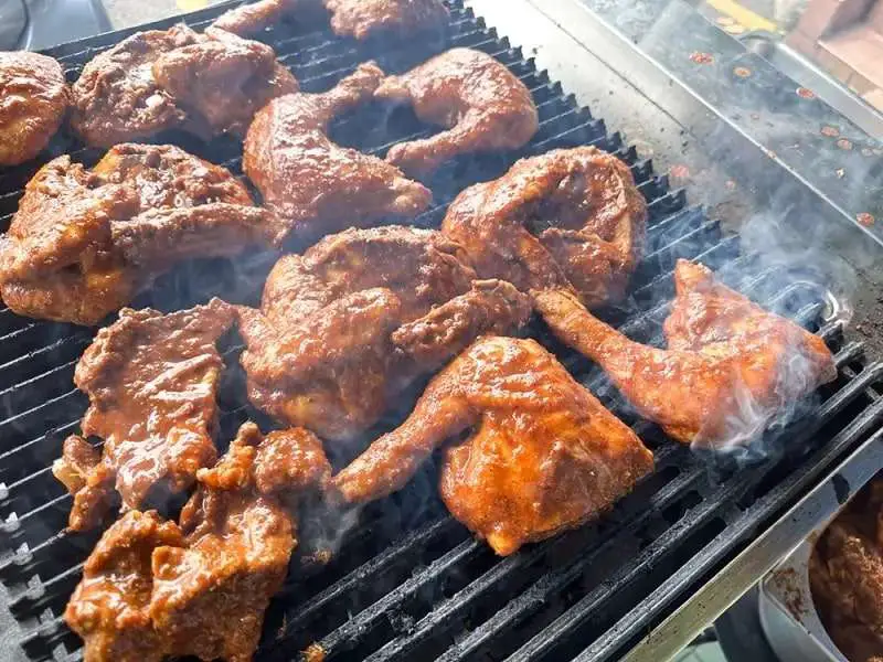 Ayam panggang berasap di Nasi Bakaq Berantu akan menarik anda dengan bau daging dan lemak hangus yang menggoda.